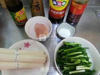 葱油干煸鸡丝拌面的做法步骤：1