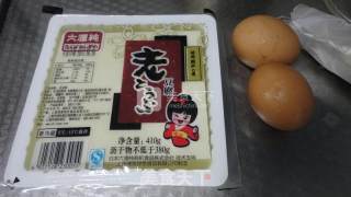 《雅舍谈吃》里曾经提到过的一道菜——【鸡刨豆腐】的做法步骤：1
