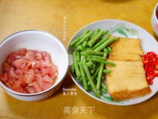 下饭开胃菜，豆腐焖豆角的做法步骤：1