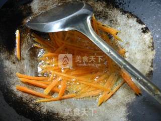胡萝卜炒绿豆芽的做法步骤：2