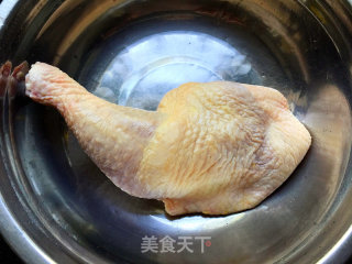 青红辣椒炒鸡丁的做法步骤：1
