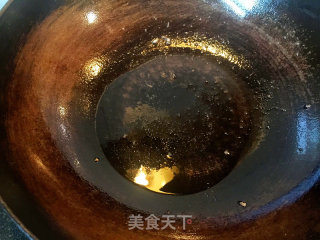 青红辣椒炒鸡丁的做法步骤：8