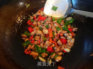 青红辣椒炒鸡丁的做法步骤：12