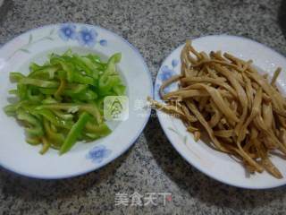 尖椒炒黄花菜的做法步骤：1