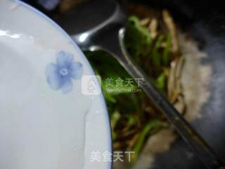尖椒炒黄花菜的做法步骤：3