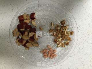 花生核桃红枣牛奶的做法步骤：1
