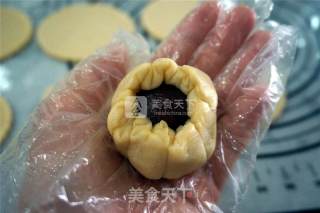 红莲蛋黄酥的做法步骤：4