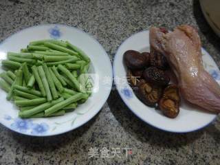 香菇带豆炒腊鸡腿的做法步骤：1