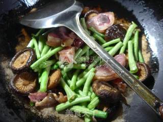 香菇带豆炒腊鸡腿的做法步骤：4
