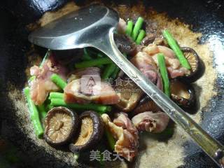香菇带豆炒腊鸡腿的做法步骤：8