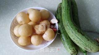 丝瓜炒面筋的做法步骤：1