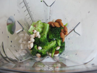西兰花巴旦木精力汤的做法步骤：2