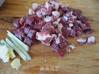 牛肉萝卜汤的做法步骤：1