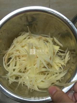 土豆饼的做法步骤：1