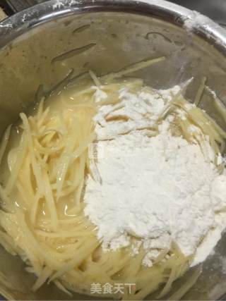 土豆饼的做法步骤：3