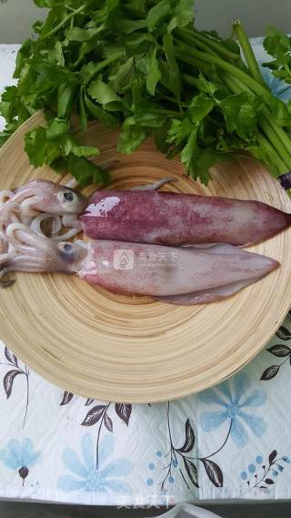 芹菜炒鱿鱼的做法步骤：1