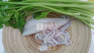 芹菜炒鱿鱼的做法步骤：2