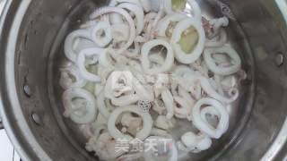 芹菜炒鱿鱼的做法步骤：3