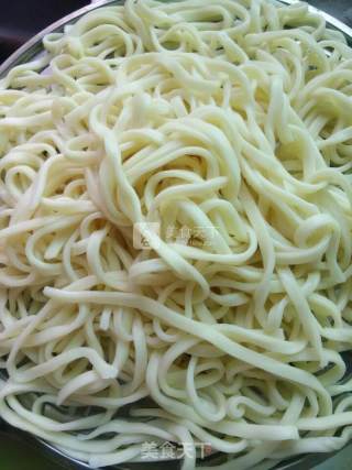 香肠甘蓝炒面的做法步骤：1