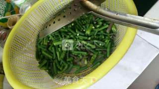 红肠豇豆的做法步骤：1