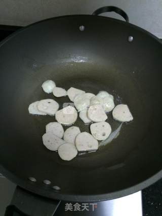 肉丸炒油麦菜的做法步骤：1