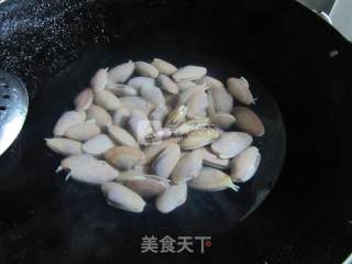 姜葱炒花甲的做法步骤：2