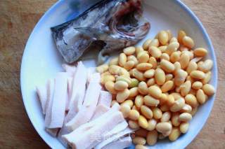 带鱼黄豆炖肉皮的做法步骤：1