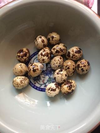 盐焗鹌鹑蛋的做法步骤：1