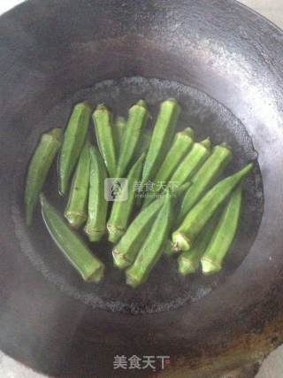 白小厨—【秋葵炒鸡肉】的做法步骤：2