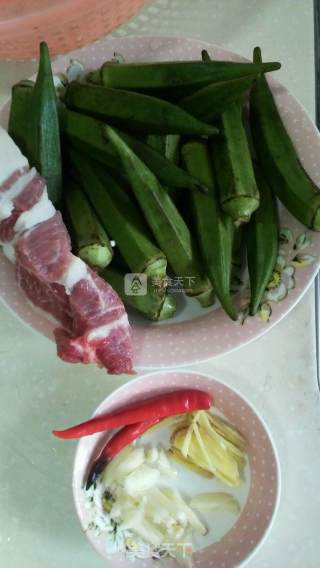 肉沫炒秋葵的做法步骤：1