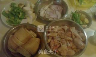 香锅牛蛙的做法步骤：1