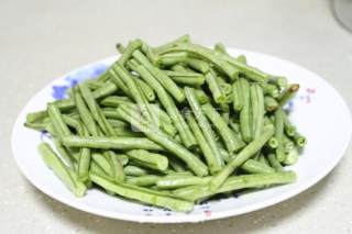 凉拌豇豆的做法步骤：1