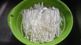 【肥肥妈的美味手记】开学啦~~~拯救儿童食欲的夏日开胃凉拌菜——葱油金针菇的做法步骤：1