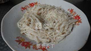 【肥肥妈的美味手记】开学啦~~~拯救儿童食欲的夏日开胃凉拌菜——葱油金针菇的做法步骤：2