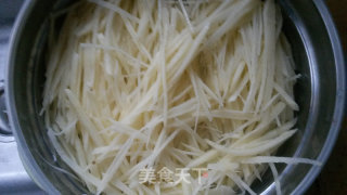 黑芝麻土豆丝的做法步骤：2