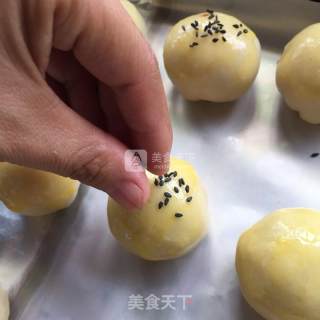 蛋黄酥的做法步骤：16