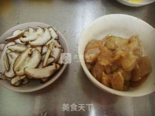 奶香牛油果酱鸡肉意面的做法步骤：2