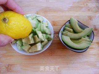 奶香牛油果酱鸡肉意面的做法步骤：4