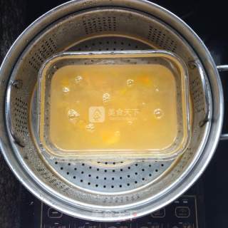 饭遭殃～麻油咸蛋白的做法步骤：1