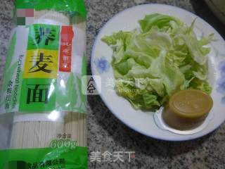 浓汤宝圆白菜荞麦面的做法步骤：1