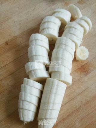 萌萌哒的黑白配早餐饮品【香蕉奶昔】的做法步骤：2