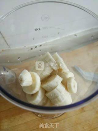 萌萌哒的黑白配早餐饮品【香蕉奶昔】的做法步骤：3