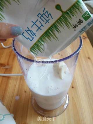 萌萌哒的黑白配早餐饮品【香蕉奶昔】的做法步骤：4