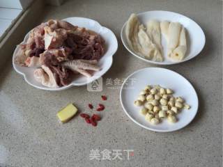 莲子竹荪土鸡汤的做法步骤：1