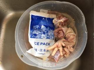 莲子竹荪土鸡汤的做法步骤：2