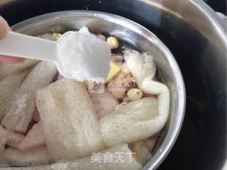 莲子竹荪土鸡汤的做法步骤：9