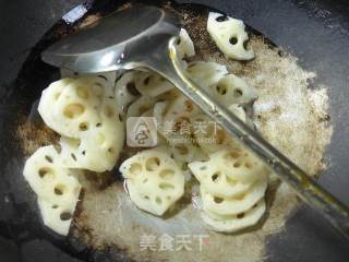 香菇荷兰豆炒莲藕的做法步骤：2