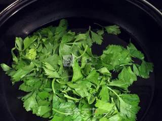 炝拌芹菜叶儿的做法步骤：1