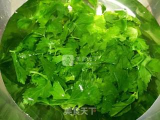 炝拌芹菜叶儿的做法步骤：3