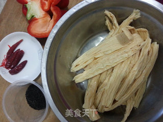 油泼腐竹的做法步骤：1